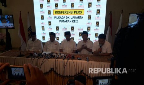 Calon gubernur dan wakil gubernur Anies Baswedan-Sandiaga Uno bersama petinggi PKS melakukan konferensi pers terkait hasil exit poll tim internal di kantor DPP PKS, Jakarta Selatan, Rabu (19/4).