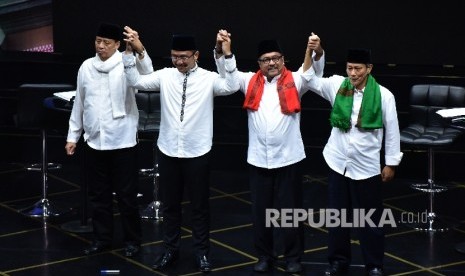 Calon Gubernur dan Wakil Gubernur Banten nomor urut satu Wahidin Halim (kiri) dan Andika Hazrumy (kedua kiri) bersama cagub nomor urut dua Rano Karno (kedua kanan) dan Embay Mulya Syarief.