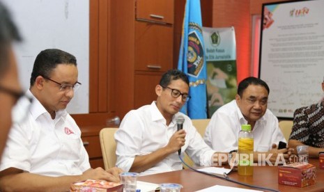  Calon Gubernur dan Wakil Gubernur DKI Jakarta Anies Baswedan - Sandiaga Uno kunjungi Dewan Pers di Jalan Kebon Sirih lantai 4, Jakarta Pusat, Jumat (24/3). Sandiaga Uno mengatakan berita simpang siur atau hoax terhadap Anies-Sandi akan diklarifikasi.