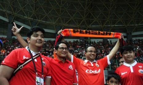 Calon Gubernur dan Wakil Gubernur DKI Jakarta, Anies Baswedan (ketiga kanan) dan Sandiaga Uno (kedua kiri) menyapa suporter The Jakmania usai menonton pertandingan Gojek Traveloka Liga 1 Persija Jakarta melawan PS Barito Putera, di Stadion Patriot Candrabhaga, Bekasi, Jawa Barat, Sabtu (22/4).