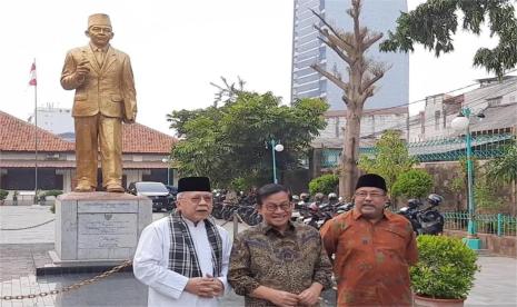 Calon gubernur dan wakil gubernur DKI Jakarta, Pramono Anung-Rano Karno bersama gubernur DKI 2007-2012 Fauzi Bowo di Museum MH Thamrin, Jakarta Pusat, Selasa (3/9/2024).