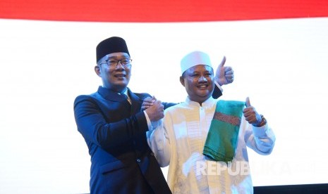 Calon Gubernur dan Wakil Gubernur Jawa Barat Ridwan Kamil dan UU Ruzhanul Ulum pada Rapat Akbar Keluarga Rindu Jabar Juara, di Gedung Sabuga, Kota Bandung, Kamis (8/2). 