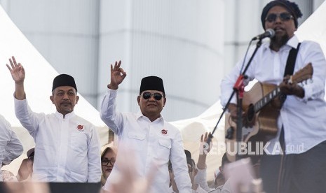 Calon Gubernur dan Wakil Gubernur Jawa Barat Sudrajat (kiri), Ahmad Syaikhu (kedua kiri) melambaikan tangan saat menghadiri kampanye akbar di Monumen Perjuangan Rakyat, Bandung, Jawa Barat, Sabtu (12/5). 