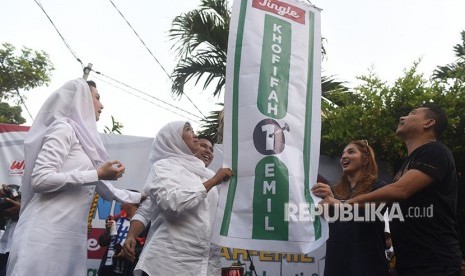 Calon Gubernur dan Wakil Gubernur Jawa Timur nomor urut satu Khofifah Indar Parawansa (kedua kiri) dan Emil Dardak (ketiga kiri) bersama istrinya Arumi Bachsin (kiri) serta penyanyi Anang Hermansyah (kanan) dan Ashanty (kedua kanan) melepas balon saat peluncuran jingle di Surabaya, Jawa Timur, Selasa (1/5).