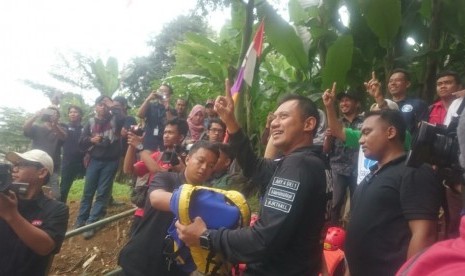 Calon gubernur DKI Agus Harimurti Yudhoyono melanjutkan kampanyenya dengan menyusuri Sungai Ciliwung pada Rabu, (30/11).