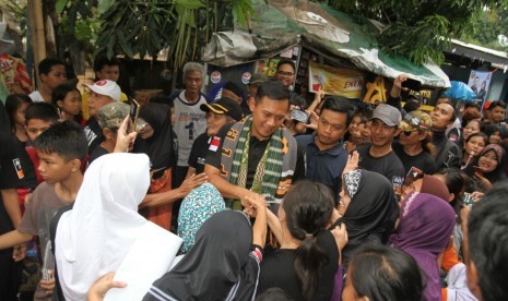 Calon Gubernur DKI, Agus Harimurti Yudhoyono saat bergerilya ke pinggir kali Ciliwung yang ada di Kelurahan Cikini, Kamis (2/2) petang. 