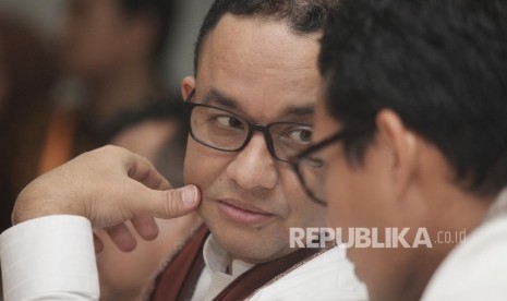 Calon Gubernur DKI Anies Baswedan (kiri) berbincang bersama Bakal Cawagub Sandiaga Uno (kanan) sebelum menyerahkan dokumen pendaftaran kepada pimpinan KPUD DKI saat di KPUD DKI Jakarta, Jumat (23/9) malam. Pasangan Bakal Cawagub DKI Anies- Uno diusung oleh