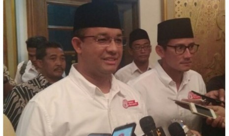 Calon Gubernur DKI Anies Baswedan (kiri) dan calon wakil gubernur Sandiaga Uno.