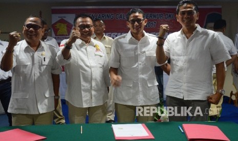 Calon Gubernur DKI dari Partai Gerindra (dari kiri) Biem T. Benjamin, M. Taufik, Sandiago Uno, dan M. Sanusi, usai menyampaikan visi misi  dalam penjaringan Cagub DKI di Jakarta, Rabu (27/1). (Republika/Raisan Al Farisi)