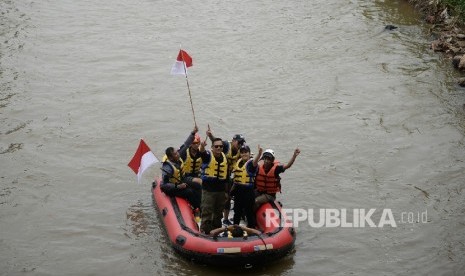 Calon Gubernur DKI Jakarta Agus Harimurti Yudhoyono (AHY) menyapa warga bantaran kali usai menyusuri kali Ciliwung, Bidaracina, Jakarta, Rabu (30/11).