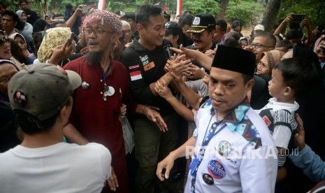 Calon Gubernur DKI Jakarta Agus Harimurti Yudhoyono (AHY) menyapa warga bantaran kali usai menyusuri kali Ciliwung, Bidaracina, Jakarta, Rabu (30/11).