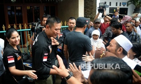 Calon Gubernur DKI Jakarta Agus Harimurti Yudhoyono (AHY) menyapa warga bantaran kali usai menyusuri kali Ciliwung, Bidaracina, Jakarta, Rabu (30/11)