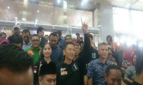 Calon gubernur DKI Jakarta, Agus Harimurti Yudhoyono bergerilya dengan menyapa para pedagang di Pasar Tanah Abang, Kamis (1/12)