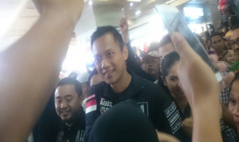 Calon gubernur DKI Jakarta, Agus Harimurti Yudhoyono bergerilya dengan menyapa para pedagang di Pasar Tanah Abang, Kamis (1/12)