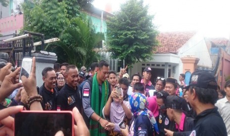 Calon Gubernur DKI Jakarta, Agus Harimurti Yudhoyono melakukan gerilya lapangan di Kelurahan Sukabumi Selatan, Kecamatan Kebon Jeruk, Jakarta Barat, Kamis (5/1)