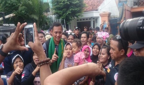 Calon Gubernur DKI Jakarta, Agus Harimurti Yudhoyono melakukan gerilya lapangan di Kelurahan Sukabumi Selatan, Kecamatan Kebon Jeruk, Jakarta Barat, Kamis (5/1)