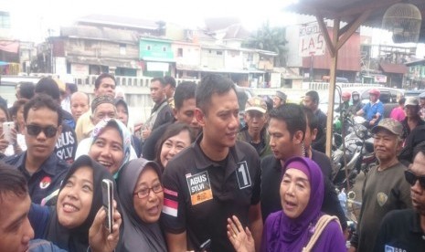 Calon gubernur DKI Jakarta Agus Harimurti Yudhoyono , melanjutkan kampanyenya dengan menyapa masyarakat di Kelurahan Utan Panjang, Kemayoran, Jakarta Pusat, Senin (28/11)