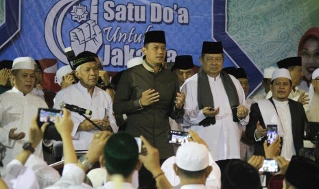 Calon gubernur DKI Jakarta, Agus Harimurti Yudhoyono menghadiri Istighosah di GOR Duren Sawit, Jakarta Timur, Rabu (8/2) malam.