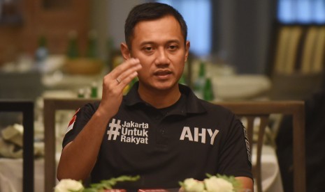 Calon Gubernur DKI Jakarta Agus Harimurti Yudhoyono menjawab pertanyaan dari media saat Diskusi Kepeloporan Pemuda di Jakarta, Jumat (28/10). (Antara/Akbar Nugroho Gumay)