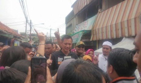 Calon Gubernur DKI Jakarta, Agus Harimurti Yudhoyono menyapa warga Pisangan Baru, Pasar Jangkrik, Jakarta Timur, Rabu (16/11).