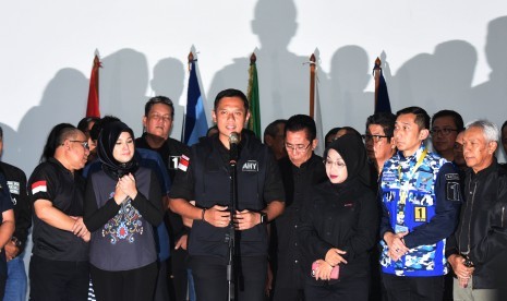 Calon Gubernur DKI Jakarta Agus Harimurti Yudhoyono (tengah) didampingi Calon Wakil Gubernur Slyviana Murni (ketiga kanan) dan Anggota Tim Pemenangannya memberikan keterangan pers di Posko Tim Pemenangan Agus-Slyvi, Jakarta, Rabu (15/2). 