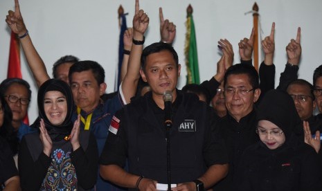 Calon Gubernur DKI Jakarta Agus Harimurti Yudhoyono (tengah) didampingi Calon Wakil Gubernur Slyviana Murni (kanan) dan Anggota Tim Pemenangannya memberikan keterangan pers di Posko Tim Pemenangan Agus-Slyvi, Jakarta, Rabu (15/2). 