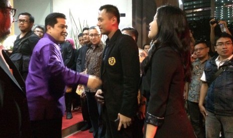 Calon gubernur DKI Jakarta, Agus Harimurti Yudhoyono (tengah), tiba bersama sang istri, Annisa Pohan (kanan), di acara peluncuran saluran Pilkada DKI Jakarta 2017 di gedung Jak-TV, Jakarta, Jumat (12/10) malam. 