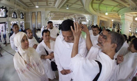  Calon Gubernur DKI Jakarta Agus Harimurti Yudhoyono saat melaksanakan ibadah umroh di Makkah, Ahad (12/2)                   