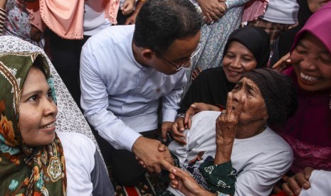 Calon Gubernur DKI Jakarta Anies Baswedan berbincang dengan warga Lansia saat melakukan kampanye di kawasan Kebon Jeruk, Jakarta, Selasa (17/1).