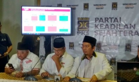 Calon gubernur DKI Jakarta, Anies Baswedan, bersama petinggi PKS menggelar konferensi pers di kantor DPP PKS, Jakarta, Rabu (15/2). 