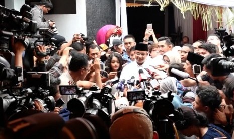 Calon gubernur DKI Jakarta Anies Baswedan bertemu sejumlah wartawan usai melakukan pencoblosan pilkada Jakarta.