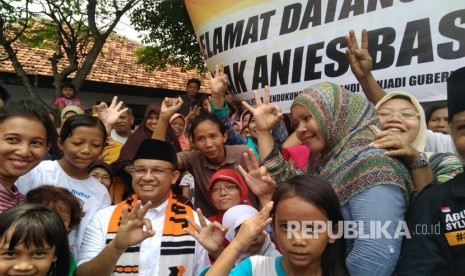 Calon gubernur DKI Jakarta Anies Baswedan blusukan menyapa warga di Kelurahan Grogol Utara, Kebayoran Lama, Jakarta Selatan, Kamis (9/3).