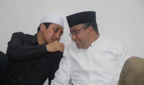 Calon gubernur DKI Jakarta, Anies Baswedan, dan Ustaz Yusuf Mansur menghadiri kegiatan peringatan maulid Nabi Muhammad SAW di Musholla Tahfidzul Muchtar Baits, Lebak Bulus, Jakarta Selatan, Senin (9/1).