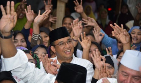 Calon gubernur DKI Jakarta Anies Baswedan di antara kerumuman warga 