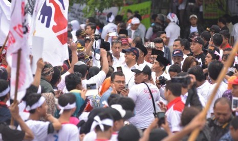 Calon Gubernur DKI Jakarta, Anies Baswedan, diantar ribuan pendukungnya dari kediamannya di Lebak Bulus Dalam hingga ke lapangan dekat Masjid Baitun Nir, Cilandak, Jakarta Selatan, Ahad (15/1).