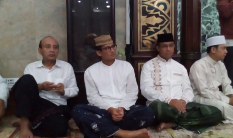 Calon gubernur DKI Jakarta, Anies Baswedan (dua dari kanan) dan wakilnya Sandiaga Uno (ketiga dari kanan) mengikuti shalat Subuh berjamaah di Masjid Agung Sunda Kelapa, Jakarta.