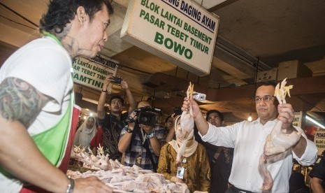 Calon Gubernur DKI Jakarta Anies Baswedan (kanan) berbincang dengan pedagang pasar Tebet saat kampanye perdana di Jakarta, Jumat (28/10). 