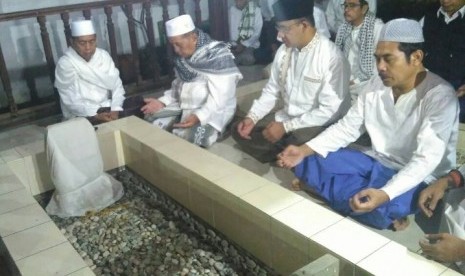 Calon gubernur DKI Jakarta Anies Baswedan (kedua kanan) mengawali hari pemungutan suara dengan Subuh berjamaah dan berziarah ke makam sesepuh kampung tempatnya tinggal di Lebak Bulus Dalam, Cilandak, Jakarta Selatan, Rabu (19/4).  