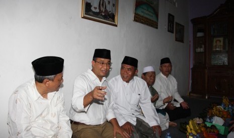 Calon Gubernur DKI Jakarta Anies Baswedan (kedua kiri) berbincang dengan warga seusai melakukan salat Jumat dan kampanye di Pondok Labu, Jakarta, Jumat (13/1).