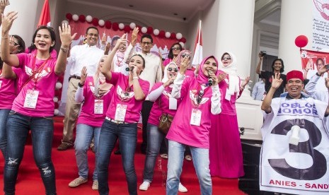 Calon Gubernur DKI Jakarta, Anies Baswedan (kedua kiri), dan pasangannya calon Wakil Gubernur Sandiaga S. Uno (keempat kiri) menari bersama simpatisan saat kampanye di Cilandak, Jakarta, Senin (19/12). 