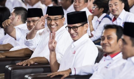 Calon Gubernur DKI Jakarta Anies Baswedan (ketiga kiri) dan Calon Wakil Gubernur DKI Jakarta Sandiaga Uno (ketiga kanan) 