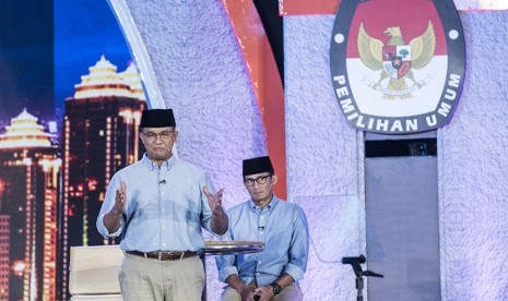 Calon gubernur DKI Jakarta Anies Baswedan (kiri) disaksikan calon Wakil Gubernur Sandiaga Uno (kanan) menyampaikan visi dan misinya saat Debat Publik Pilkada DKI Jakarta putaran kedua di Hotel Bidakara, Jakarta, Rabu (12/4). 