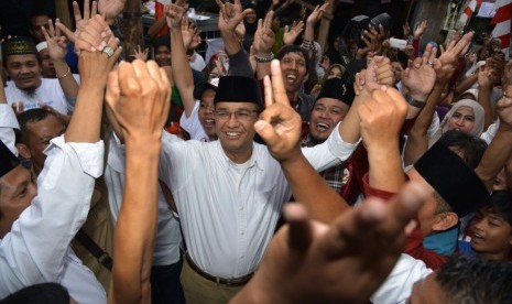 Calon Gubernur DKI Jakarta Anies Baswedan melakukan flashmob diiringi lagu 