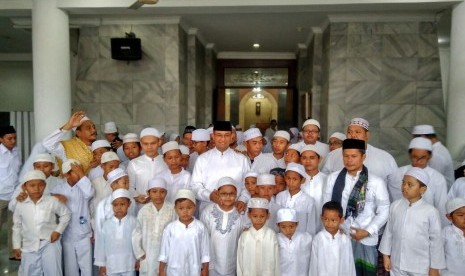 Calon gubernur DKI Jakarta Anies Baswedan melakukan salat subuh berjamaah di Masjid Al-Hikmah, Lebak Bulus, Jakarta Selatan, Rabu (15/2).. 