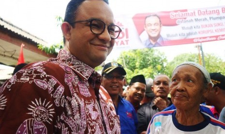 Calon Gubernur DKI Jakarta, Anies Baswedan memakai batik motif ondel-ondel saat menyapa warga di Kampung Tanah Merah, Jakarta Utara, Ahad (2/10).