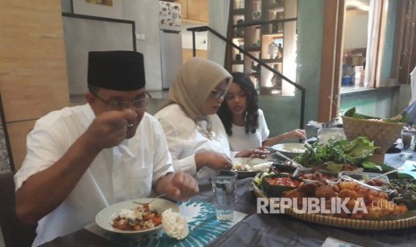 Calon gubernur DKI Jakarta Anies Baswedan memanfaatkan pagi bersama keluarga sebelum menggunakan hak pilih, Rabu (19/4). Anies sempat shalat Dhuha, makan dengan keluarga dan sungkem ke Ibundanya.