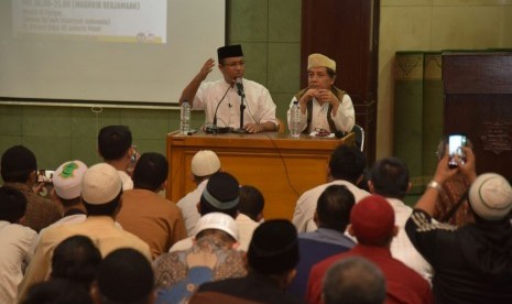 Calon Gubernur DKI Jakarta, Anies Baswedan, memberikan materi pada dialog 'Kepemimpinan Islami di Tengah Modernitas Metropolis' di Masjid Al-Furqan, Jakarta Pusat, Jumat (7/1).