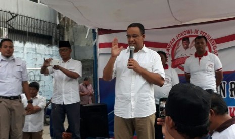 Calon gubernur DKI Jakarta Anies Baswedan menerima dukungan dari Relawan Jokowi-JK di Kelurahan Tamansari, Kecamatan Tamansari, Jakarta Barat, Rabu (15/3).