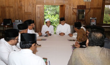 Calon gubernur DKI Jakarta Anies Baswedan menerima kedatangan para ulama dari Pengurus Wilayah Nahdlatul Ulama (PWNU) DKI Jakarta di kediamannya di kawasan Lebak Bulus, Jakarta Selatan, Jumat (24/2).