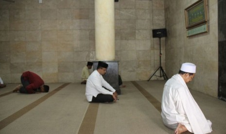 Calon Gubernur DKI Jakarta Anies Baswedan mengawali hari pemilihan umum kepala daerah dengan menunaikan salat subuh berjamaah di Masjid Al Hikmah, Lebak Bulus Dalam, Jaksel, Rabu pagi (15/2).